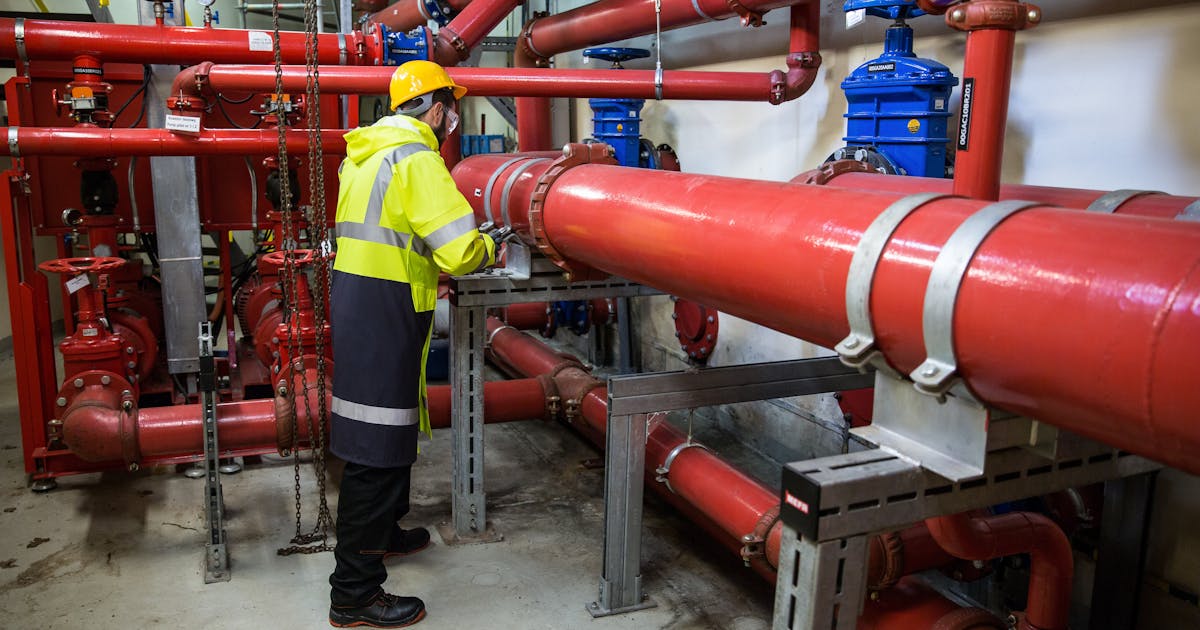 Mühendis doğalgaz tesisatı projesini inceliyor